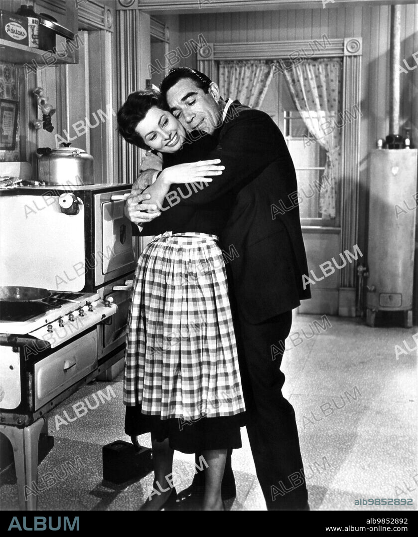 LOREN SOPHIA / LOREN SOFIA 1934/ and ANTHONY QUINN. ANTHONY QUINN and SOPHIA LOREN in THE BLACK ORCHID, 1958, directed by MARTIN RITT. Copyright PARAMOUNT PICTURES.