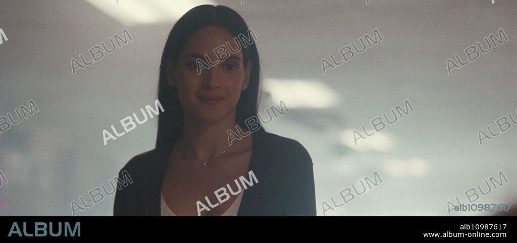 ADRIA ARJONA dans HIT MAN, 2023, réalisé par RICHARD LINKLATER. Copyright AGC Studios/Barnstorm Productions/Detour Pictures/Cinetic Media/Aggregate Films.