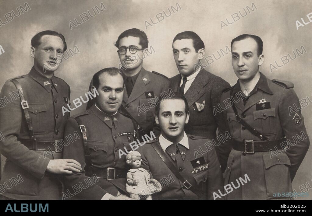 España. Grupo de alféreces provisionales en la academia militar, dos de ellos con la camisa azul de Falange española. Años 1940.