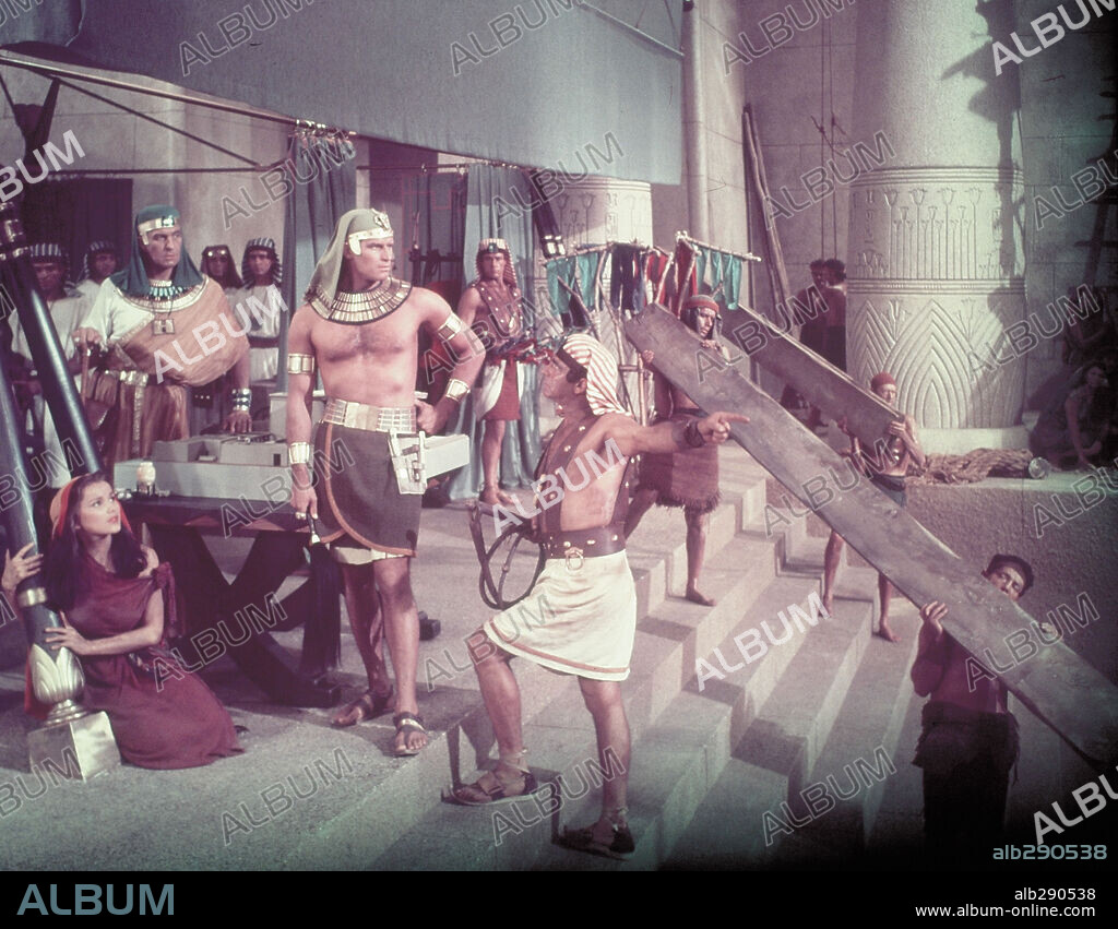 CHARLTON HESTON in THE TEN COMMANDMENTS, 1956, directed by CECIL B DEMILLE. Copyright PARAMOUNT PICTURES.