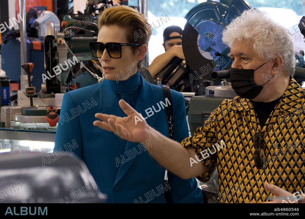 PEDRO ALMODOVAR and TILDA SWINTON in THE HUMAN VOICE, 2020 (LA VOZ HUMANA), directed by PEDRO ALMODOVAR. Copyright EL DESEO/FILMNATION ENTERTAINMENT.