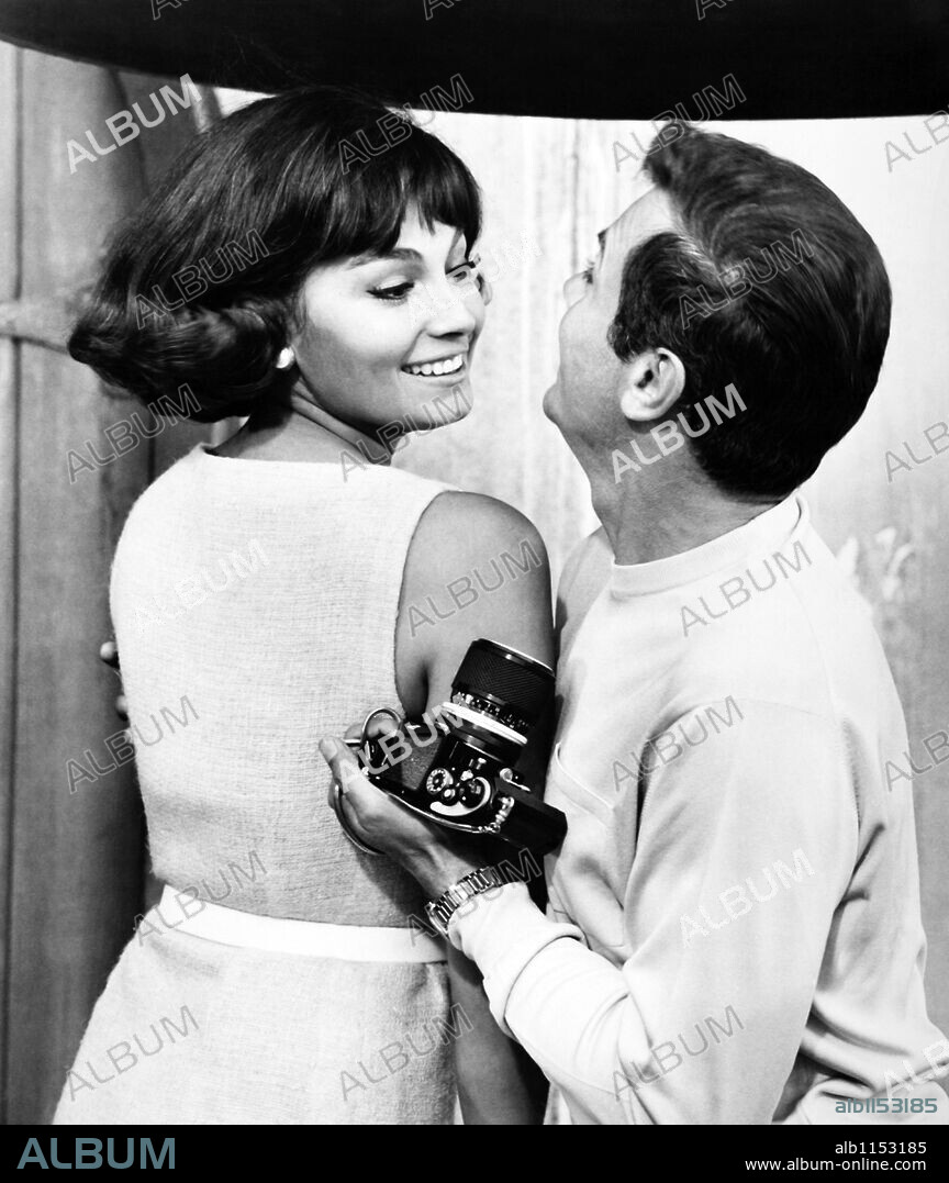 ROSANNA SCHIAFFINO and TONY CURTIS in ARRIVEDERCI, BABY!, 1966 (DROP DEAD DARLING), directed by KEN HUGHES. Copyright PARAMOUNT PICTURES / Cortesía.