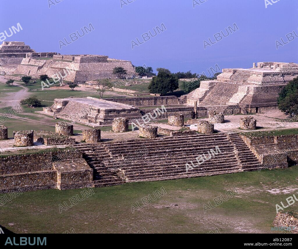 Mexico.Oaxaca.Z.A. de Monte Alban.Cultura Oaxaca(zapoteca y mixteca).Patio hundido , Sistema IV y edificio L (galeria de los Danzantes).