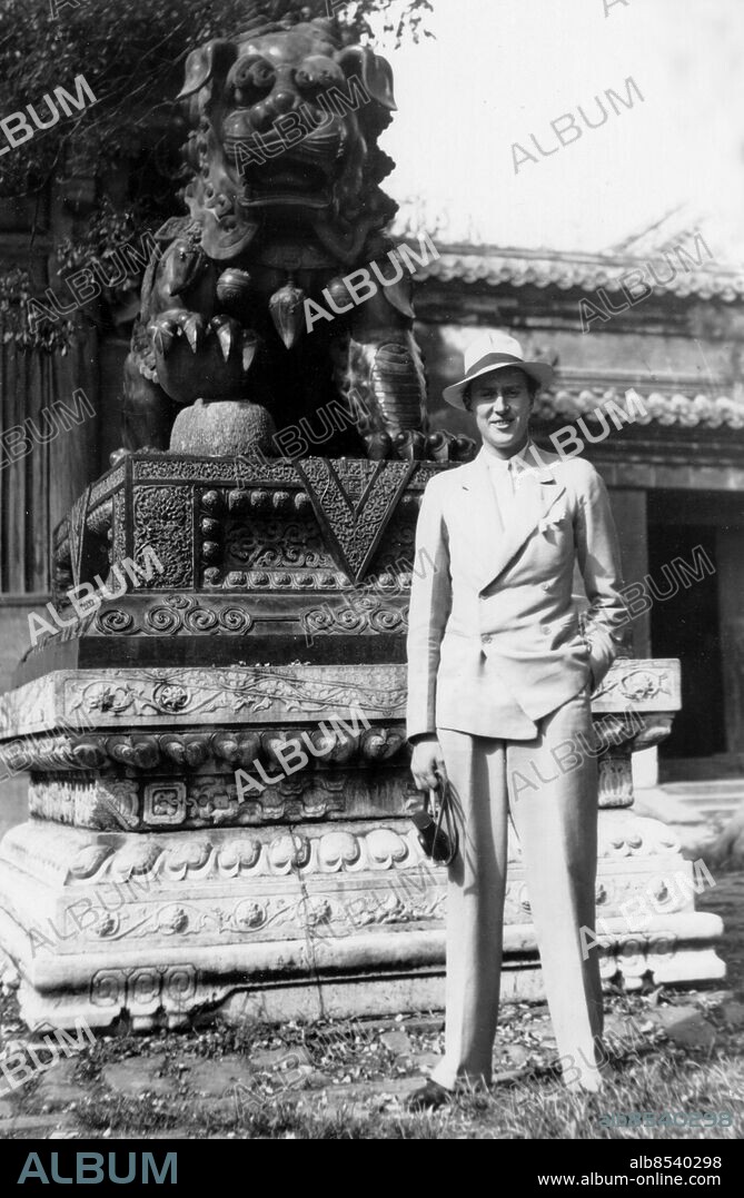 KINA PEKING 1933-09.. Orig. bildtext... A SWEDISH PRINCE TOURING CHINA. Prince Carl, Jr., nephew of the King of Sweden, is visiting China in the course of a tour of the Far East. He has stayed two months in Japan, and is now staying a month in China. During his tour, the Prince is seeking to obtain knowledge of industrial production and distribution in various countries, and he will probably make the iron and steel industry the main business of his life. Photo shows: Prince Carl Jr., photographed at the Lama Temple, Peiping, China, recently. Orig. bildtext... PRINS CARL J:R har på sin studieresa i Fjärran Östern nu hunnit till Peking. Han ses här utanför Lama-templet i kines-metropolen. Not. Swedish Prince. Prince Carl, nephew of the King of Sweden, at the Lama Temple, Peiping. persons: Carl, prins av Sverige sites: KINA ;PEKING ;SVERIGE*.