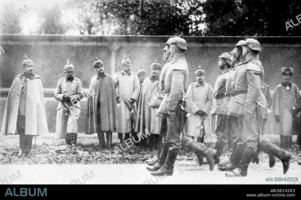 WWI, Kaiser Wilhelm II Reviewing Troops - Album alb3814203