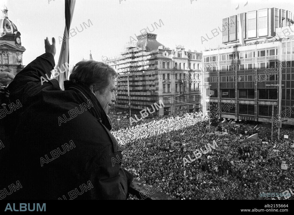 Vaclav Havel Addresses A Pro-Democracy Rally In Wenceslas Square In Prague On December 12, 1989. (Photo by: Sovfoto/UIG via Getty Images).
