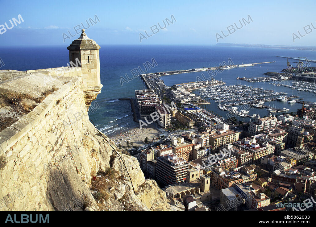 Alicante / Alacant; vista a la ciudad y puerto desde el Castillo de Santa Bárbara.