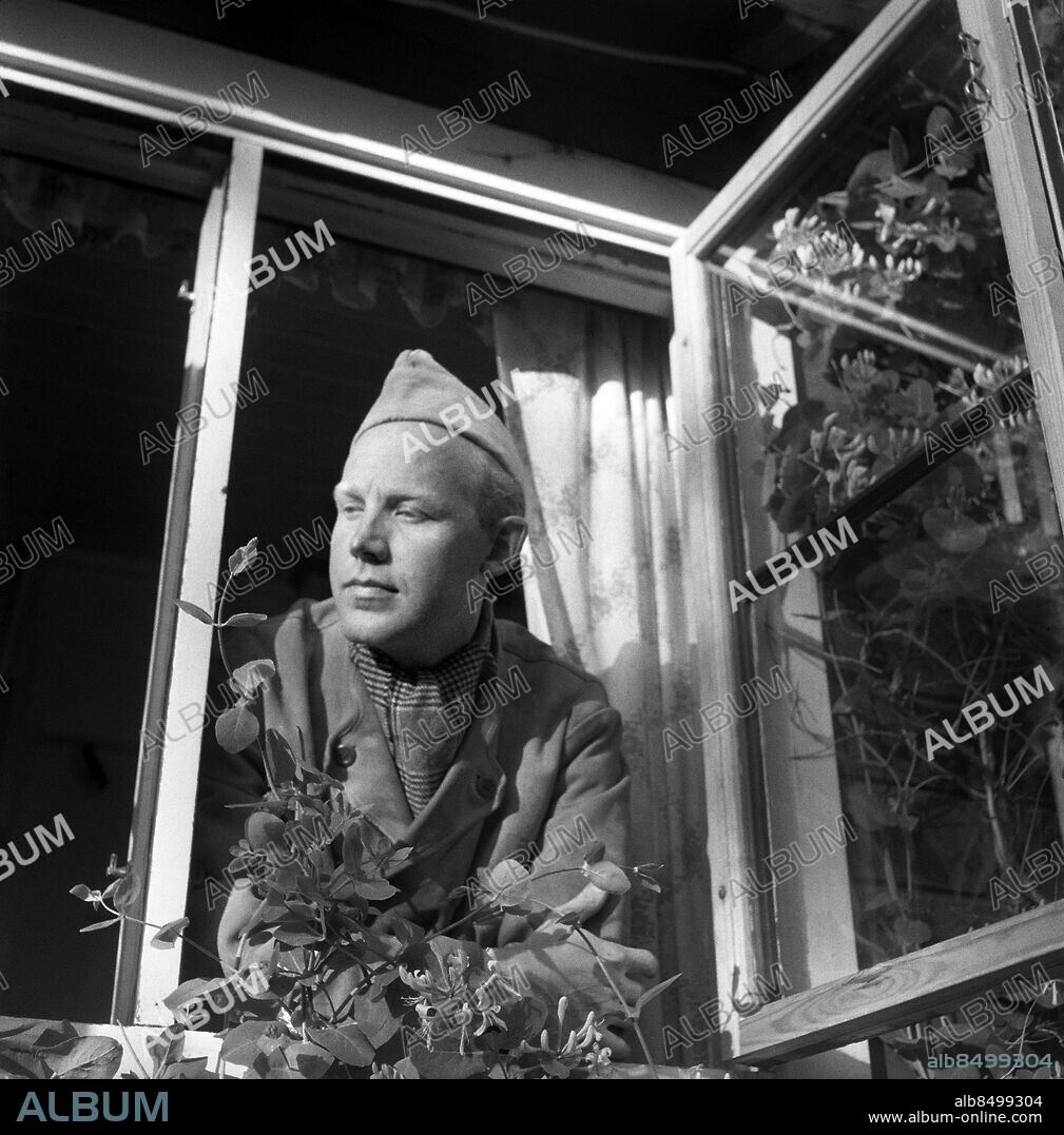 STOCKHOLM 1957. Filmfotografen Rune Ericson (1924-2015) debuterade som A- fotograf 1947 med filmen "Mästerdektiven Blomkvist" och medverkade i ett 60-tal svenska klassiska filmer. Ericson fick en Guldbagge 1984 för sina insatser och en Oscar 2002 för sin uppfinning av Super 16 mm kameran.. Foto: TT Historical / kod 1900.