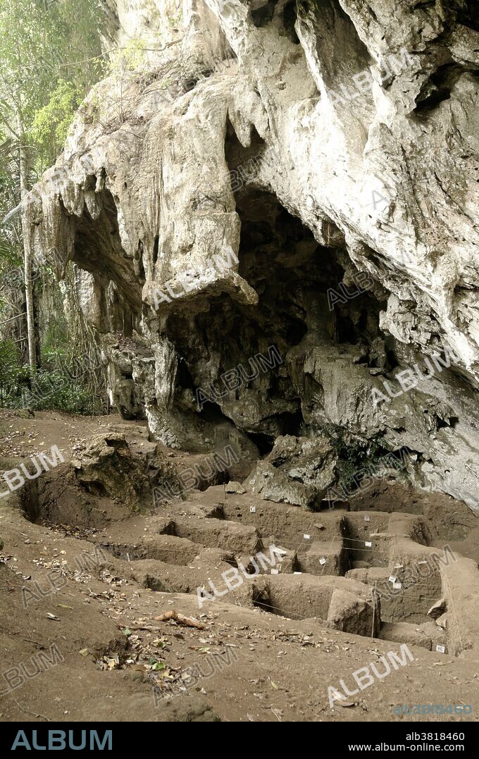 Gua Teluk Kelawar is a rock shelter in the Bukit Kepala Gajah limestone hill (= Bukit) and is part of the newly inscribed (2012)World Heritage Site near Lenggong, Perak, Malaysia. Human burials dating to ~8,400 BP, stone, tools, animals bones and snail shells have been excavated.