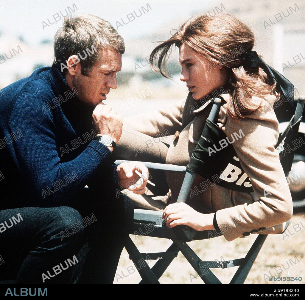 JACQUELINE BISSET and STEVE MCQUEEN in BULLITT, 1968, directed by PETER YATES. Copyright WARNER BROTHERS.