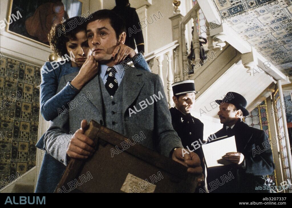 ALAIN DELON y JULIET BERTO en EL OTRO SR. KLEIN, 1976 (MR. KLEIN), dirigida por JOSEPH LOSEY. Copyright BASIL FILM.