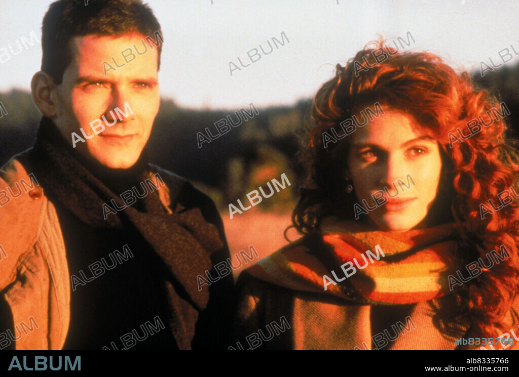 CAMPBELL SCOTT and JULIA ROBERTS in DYING YOUNG, 1991, directed by JOEL SCHUMACHER. Copyright 20TH CENTURY FOX.