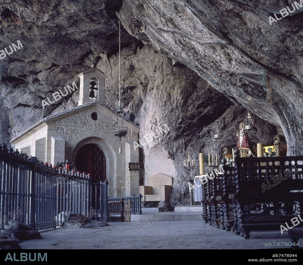 ERMITA DE COVADONGA - (GRUTA-SANTUARIO).