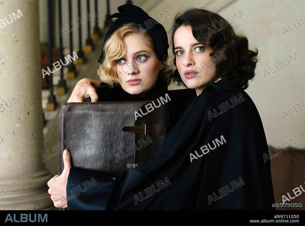 NADIA TERESZKIEWICZ and REBECCA MARDER in MY CRIME, 2023 (MON CRIME), directed by FRANÇOIS OZON. Copyright MANDARIN CINEMA.