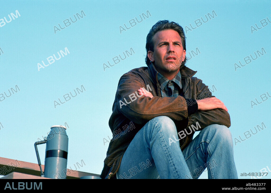 KEVIN COSTNER in FIELD OF DREAMS, 1989, directed by PHIL ALDEN ROBINSON. Copyright UNIVERSAL/GORDON.