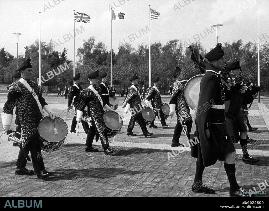 The band of the "Royal Irish Fusiliers Batallion" of the British army for the huge parade on the "Day of the allied armed forces" on the 12th of May in 1965 in Berlin-Charlottenburg on the Olympic Square.
The parade will take place on the 15th of May in 1965. 12/05/1965