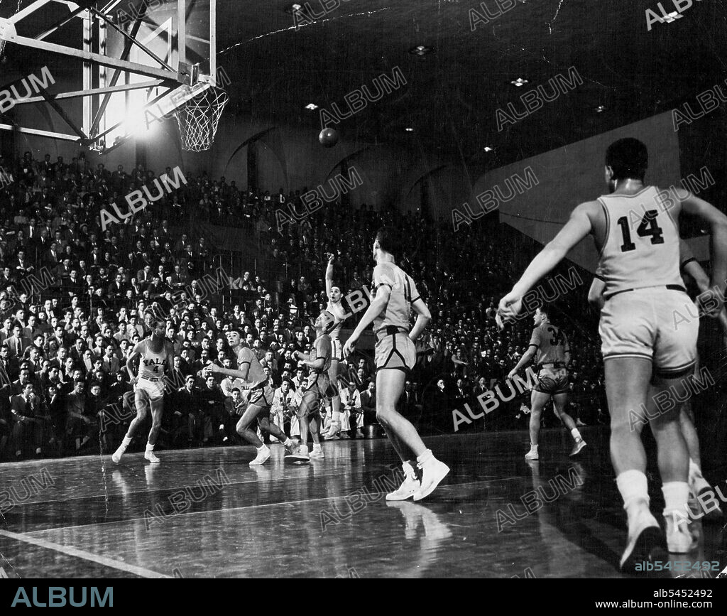 The tenseness of this crowd typifies the grip that basketball has on the  American people. The game is fast gaining popularity in Australia. May 04,  1959. (Photo by Look Ma - Album alb5452492