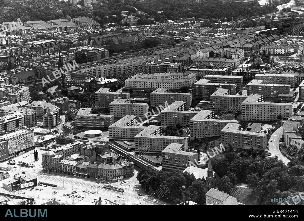 Göteborg 1979. Flygbild Masthugget - Nordostpassagen - Masthuggstorget *** Local Caption *** °Ocr ƒ8 ta xmlns:x="adobe:ns:meta/" x:xmptk="XMP Core 4.1.1 RC">. <rdf:RDF xmlns:rdf="http://www.w3.org/1999/02/22-rdf-syntax-ns#">. <rdf:Description rdf:about="".  xmlns:xapMM="http://ns.adobe.com/xap/1.0/mm/".  xmlns:xap="http://ns.adobe.com/xap/1.0/".  xmlns:fwr="http://ns.fotoware.com/iptcxmp-reserved/1.0/".  xmlns:photoshop="http://ns.adobe.com/photoshop/1.0/".  xmlns:exif="http://ns.adobe.com/exif/1.0/".  xmlns:tiff="http://ns.adobe.com/tiff/1.0/".  xmlns:dc="http://purl.org/dc/elements/1.1/".  xmlns:fwc="http://ns.fotoware.com/iptcxmp-custom/1.0/". xapMM:DocumentID="uuid:52FB9AEA90524B86 AE500BBBF597B083". xapMM:InstanceID="uuid:E25F9219A9C84B66 8D5EFC924980E94E". xap:CreateDate="2008-09-16T12:40:35+02:00". xap:ModifyDate="2009-01-10T14:58:29+01:00". xap:MetadataDate="2009-01-10T14:58:29+01:00". xap:CreatorTool="FotoWare ColorFactory". fwr:UniqueId="C4079D47E1E84908 B6825B50FB7D716B". fwr:ShortUniqueId="3116750845". fwr:Exif="Orientation:	0 
Resolution:	400.000 
ColorSpace:	65535 
". fwr:ContentValue="02FF222FF31FFFF324". photoshop:DateCreated="2004-08-20". photoshop:Credit="©Kamerareportage". photoshop:ColorMode="1". photoshop:Category="GEO". exif:PixelXDimension="2599". exif:PixelYDimension="3855". exif:ColorSpace="65535". tiff:Orientation="1". tiff:XResolution="4000000/10000". tiff:YResolution="4000000/10000". tiff:ResolutionUnit="2". fwc:CustomField1="Gam". fwc:CustomField10="1970-tal">. <xap:XMPFileStamps>.  <rdf:Seq>.  <rdf:li>2008-09-16T14:40:50+02:00</rdf:li>.  <rdf:li>2008-09-16T14:40:50+02:00</rdf:li>.  </rdf:Seq>. </xap:XMPFileStamps>. <fwr:History>.  <rdf:Seq>.  <rdf:li>E=ACT D=2008-09-16 T=14:40:33 U=bror V=Kamrep%201900</rdf:li>.  <rdf:li>E=TXT D=2008-09-16 T=14:46:04 U=bror</rdf:li>.  <rdf:li>E=ACT D=2008-09-29 T=11:51:22 U=bror V=Kopiera</rdf:li>.  <rdf:li>E=ACT D=2009-01-10 T=14:58:07 U=Bror V=Bildbanken%20Gam.