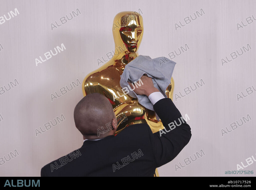 March 10, 2024, Hollywood, California, USA: Oscar statue being cleaned on the red carpet of the 96th Annual Academy Awards on Sunday March 10, 2024 at the Dolby Theater in Hollywood, California. PRENSA INTERNACIONAL (Credit Image: © PI via ZUMA Press Wire).