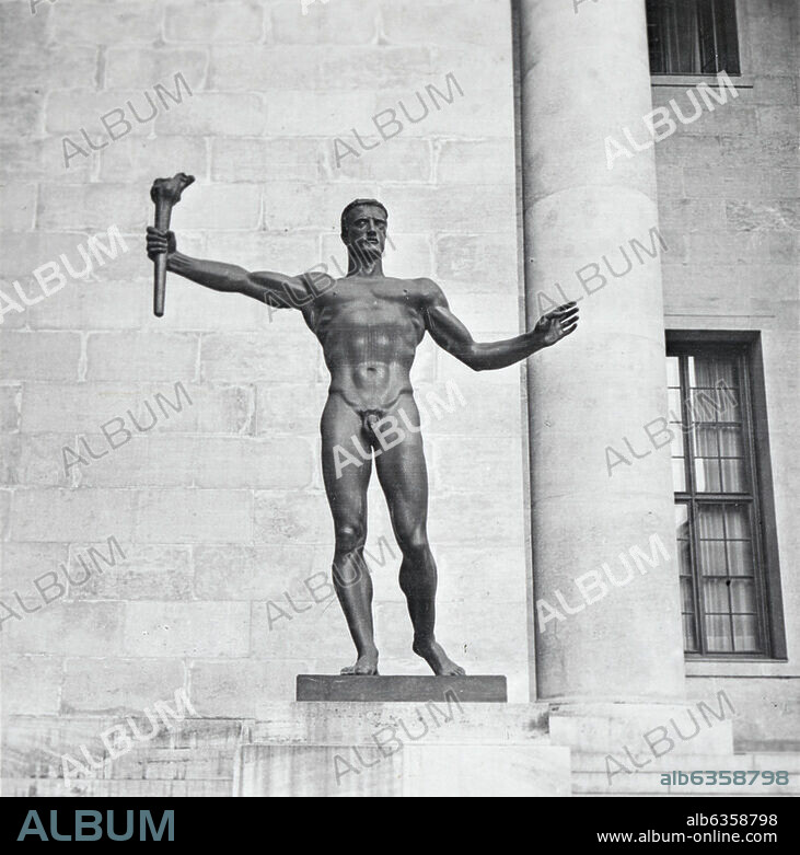 Berlin, Neue Reichskanzlei (Chancellery). (built 1938 by Albert Speer). Courtyard: sculpture 'Party', 1938, by Arno Breker (1900-1991). Stereoscopic photograph (E.Schlumberger). From: K.L.Tank, "Deutsche Plastik in unserer Zeit" (Verlag O. Schönstein), Munich, undated, no 117. Berlin, Sammlung Archiv für Kunst und Geschichte.