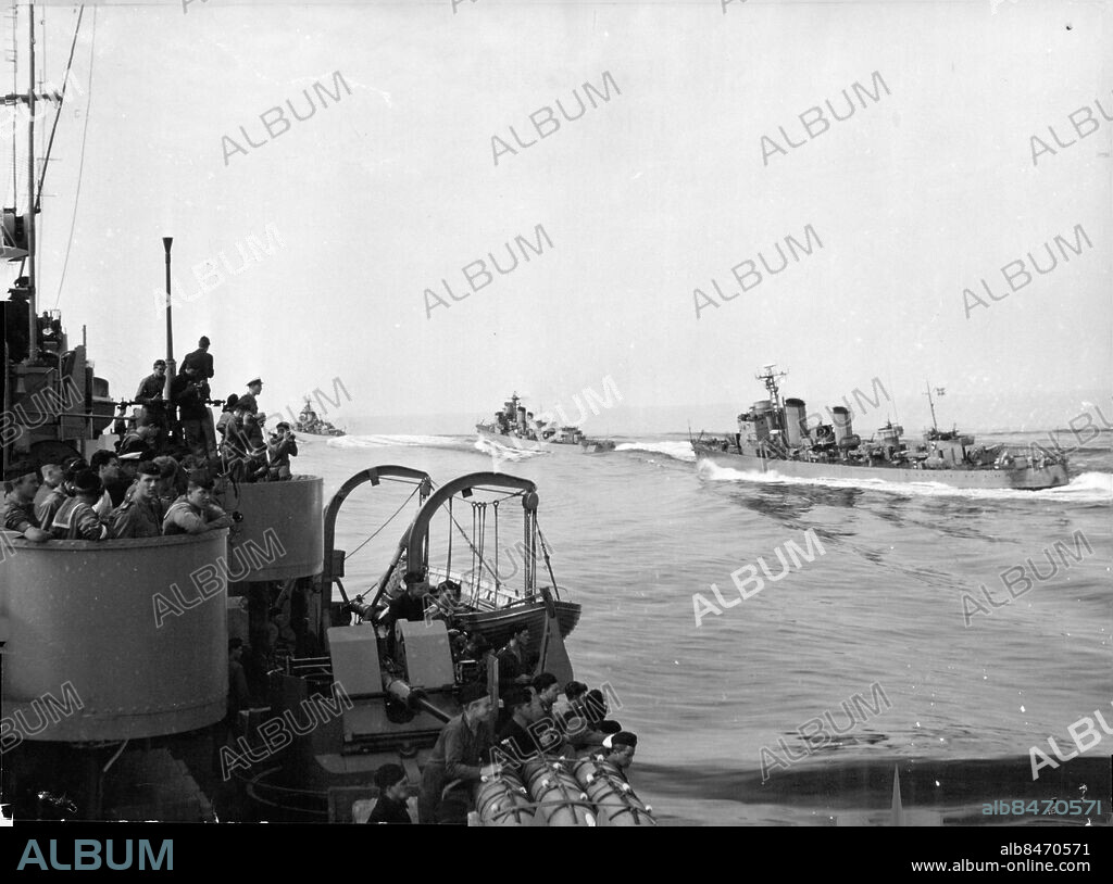 Stockholm 1954-08-20. Kryssaren HMS Tre Kronor (i förgrunden) och jagarna HMS Gävle, HMS Visby och HMS Uppland. Foto: SvD / TT / kod 12014.