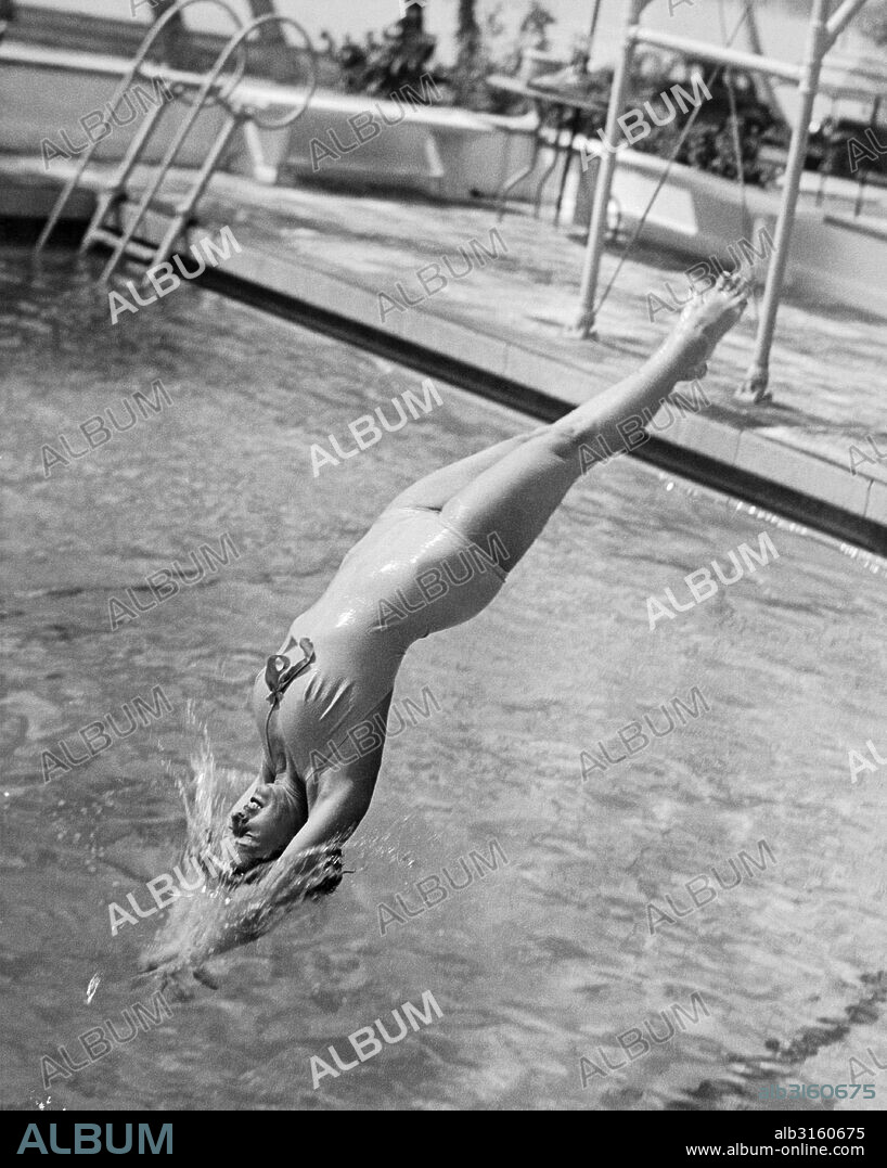 Woman Doing A Back Dive - Album alb3160675