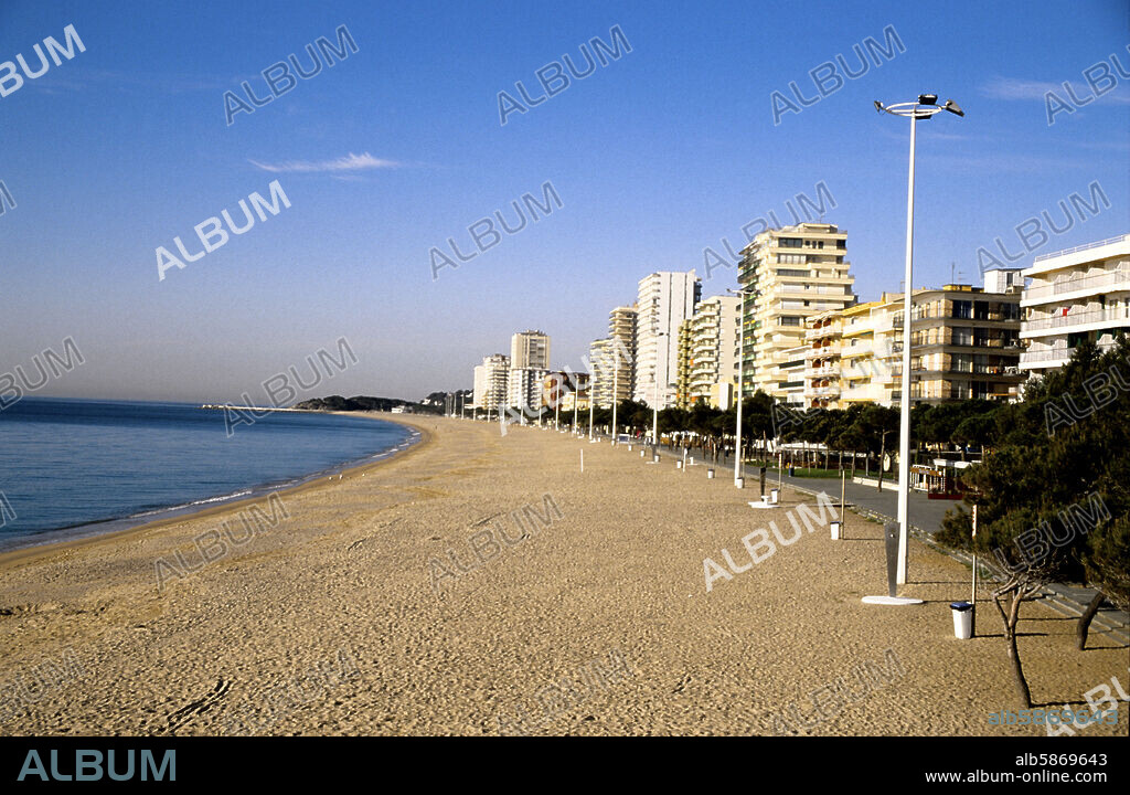 Platja d´Aro / Playa de Aro; playa de Platja d`Aro y fachada marítima / edificios.