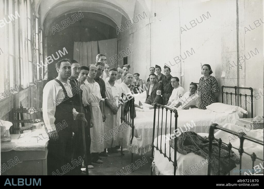 1936. Margarita Nelken visiting the wounded housed in the Palace of the former Marquis of Urquijo and currently Hospital de Sangre.