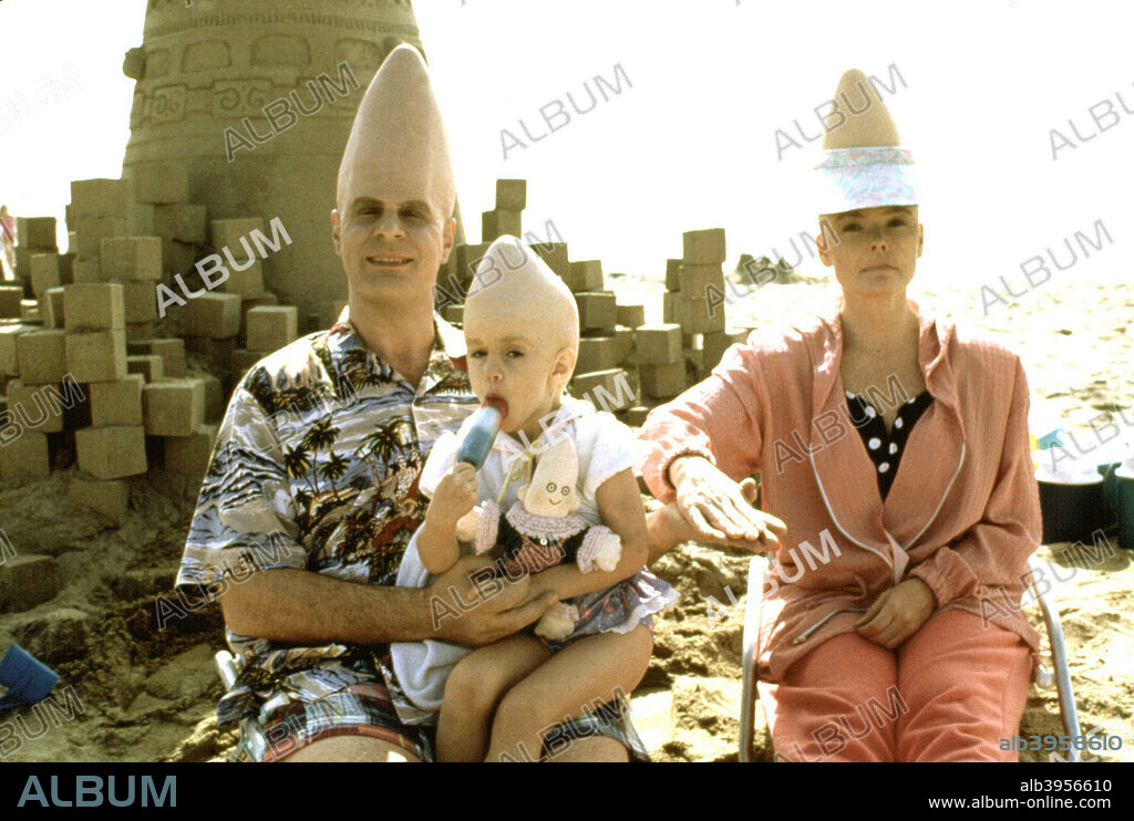 DAN AYKROYD et JANE CURTIN dans CONEHEADS, 1993, réalisé par STEVE BARRON. Copyright PARAMOUNT PICTURES.