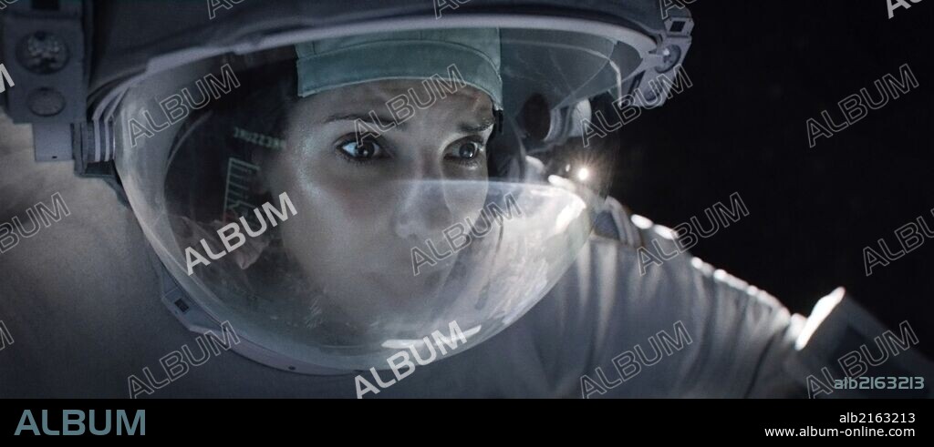 SANDRA BULLOCK in GRAVITY, 2013, directed by ALFONSO CUARON. Copyright WARNER BROS.