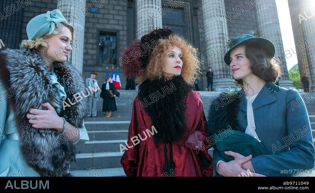 ISABELLE HUPPERT, NADIA TERESZKIEWICZ and REBECCA MARDER in MY CRIME, 2023 (MON CRIME), directed by FRANÇOIS OZON. Copyright MANDARIN CINEMA.