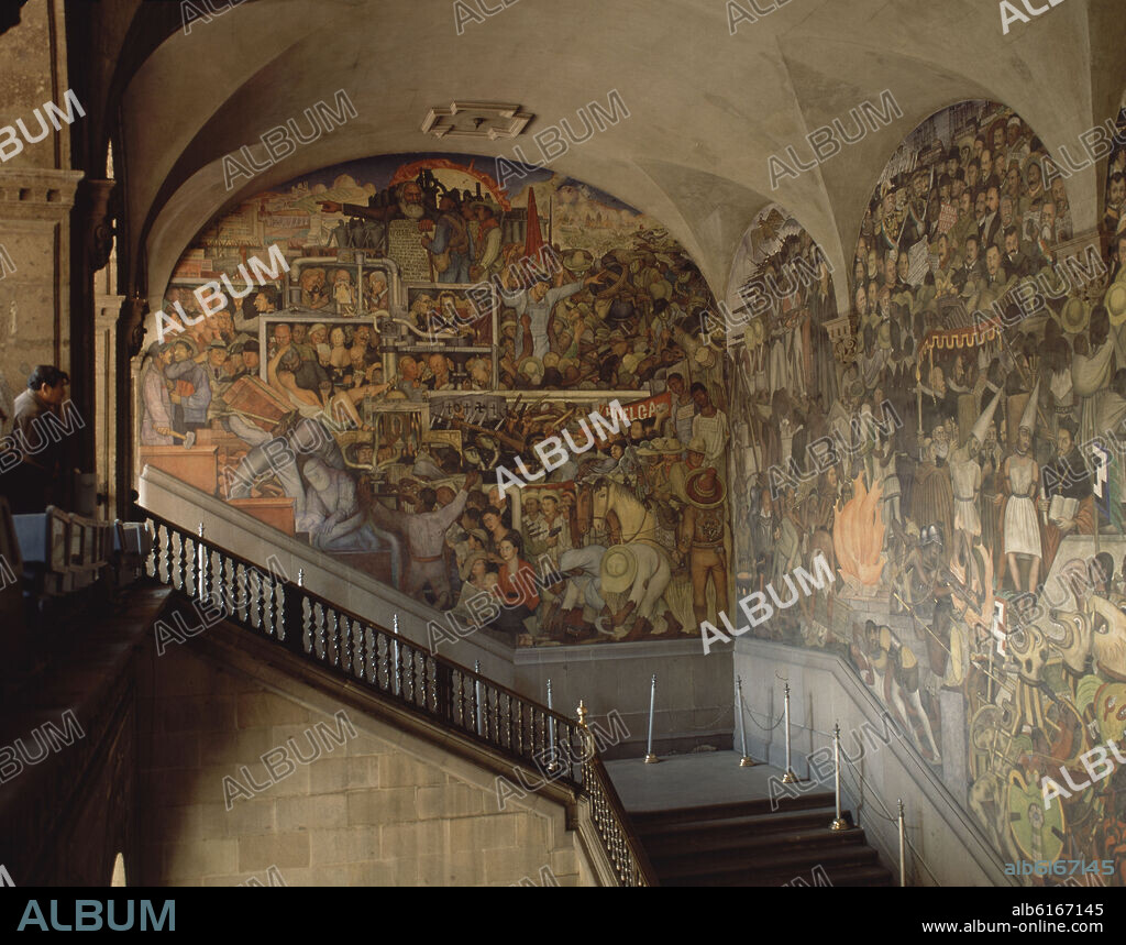 DIEGO RIVERA. PINTURAS MURALES CON LA HISTORIA MEXICO EN LA ESCALERA PRINCIPAL DEL PALACIO NACIONAL DE MEXICO - SIGLO XX - FOTO AÑOS 90.