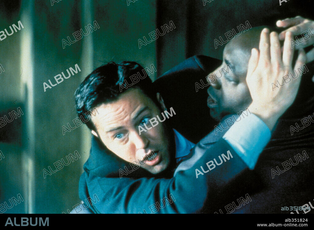 MATTHEW PERRY and MICHAEL CLARKE DUNCAN in THE WHOLE NINE YARDS, 2000, directed by JONATHAN LYNN. Copyright FRANCHISE PICTURES.