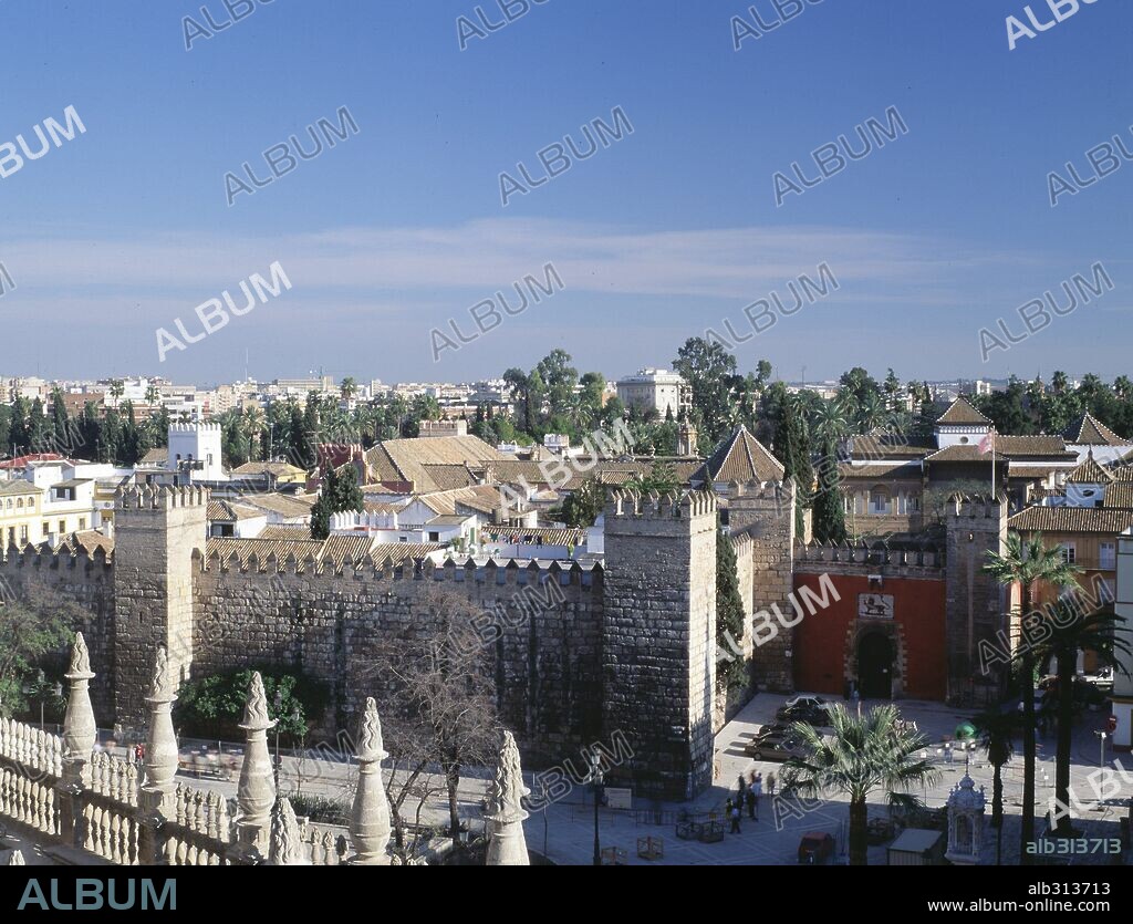 Puerta de los Leones, vista desde la Catedral, Sevilla.