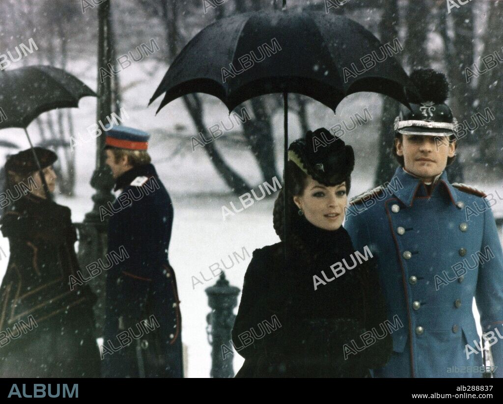 ELISABETH VON BAYERN, HELMUT BERGER, LOUIS II DE BAVIERE et ROMY SCHNEIDER. HELMUT BERGER et ROMY SCHNEIDER dans LUDWIG, 1972, réalisé par LUCHINO VISCONTI. Copyright M.G.M.