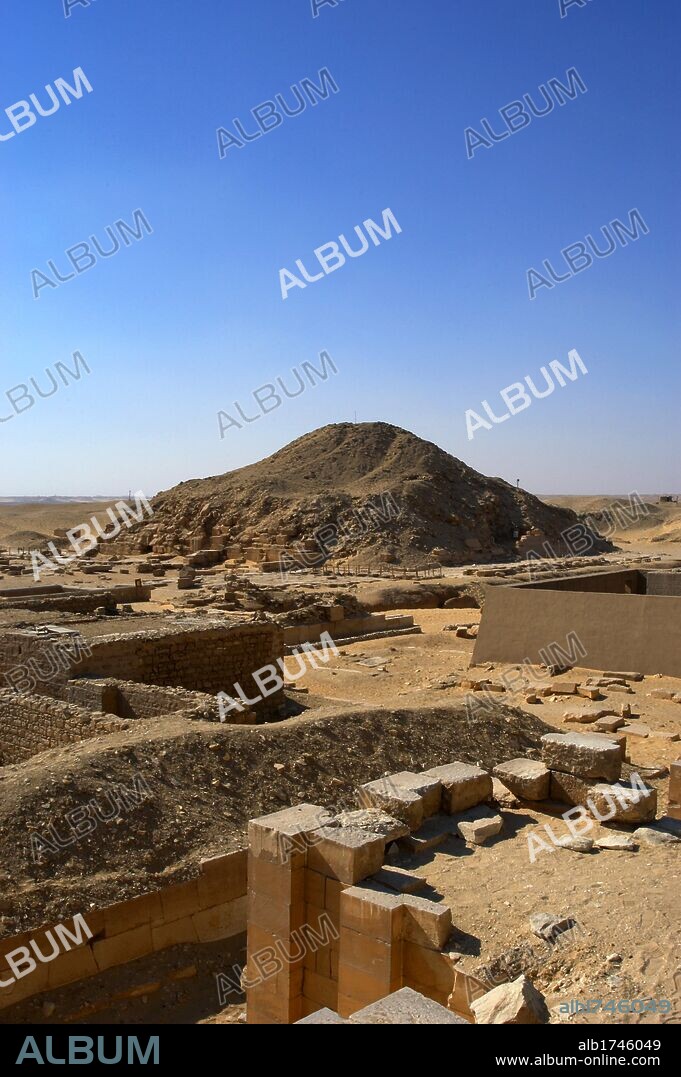 ARTE EGIPCIO. IMPERIO ANTIGUO. V DINASTIA. PIRAMIDE DE UNAS, último faraón de la quinta dinastía. Está situada al sur de la pirámide de Zoser y es una de las más pequeñas del conjunto funerario. SAKKARA. Egipto.