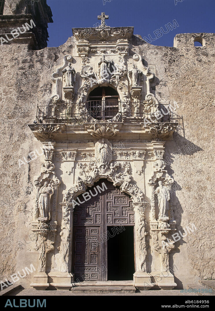 DETALLE DE LA PORTADA BARROCA DE LA IGLESIA DE LA MISION FRANCISCANA FUNDADA EN 1720.