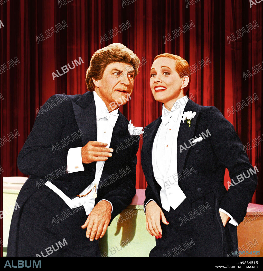 JULIE ANDREWS and ROBERT PRESTON in VICTOR / VICTORIA, 1982, directed by BLAKE EDWARDS. Copyright M.G.M/UNITED ARTIST.