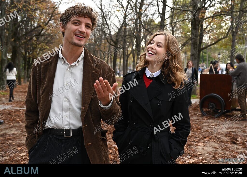 LOU DE LAAGE and NIELS SCHNEIDER in COUP DE CHANCE, 2023, directed by WOODY ALLEN. Copyright Gravier Productions, Perdido Productions.