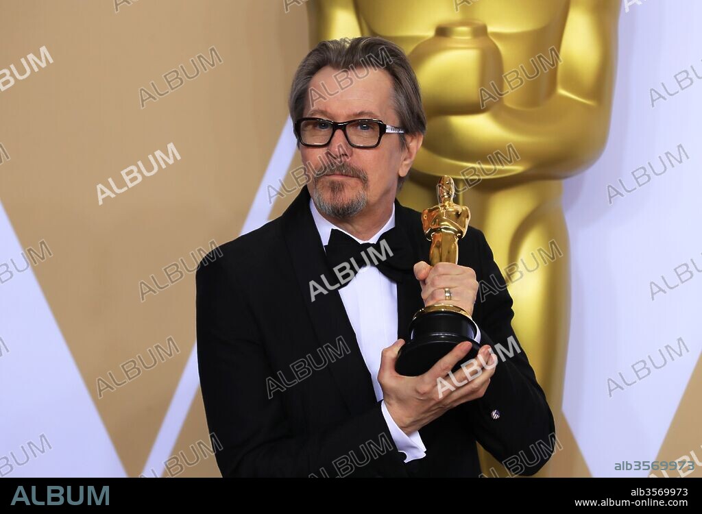 U.S.-LOS ANGELES-OSCAR-AWARD.Actor Gary Oldman poses after winning the best ACTOR IN A LEADING ROLE award for ''Darkest Hour'' at press room of the 90th Academy Awards at the Dolby Theater in Los Angeles, the United States, on March 4, 2018. 04/03/2018