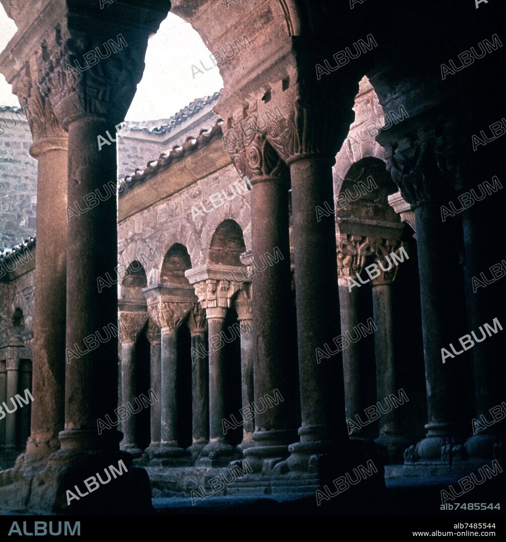 CLAUSTRO ROMANICO DEL MONASTERIO DE SANTA MARIA DE ESTANY - SIGLO XII.