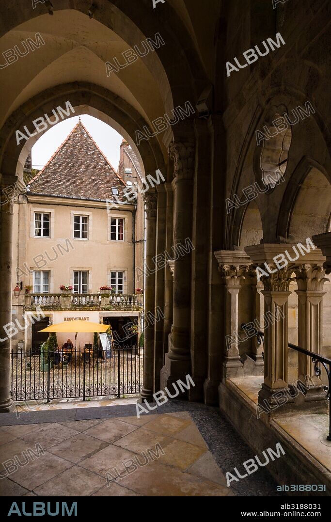 restaurante junto a la basílica de Santa María Magdalena de Vézelay, obra maestra de la arquitectura románica del siglo XII, monumento histoico, patrimonio de la humanidad por la Unesco, Vézelay, Borgoña, France.