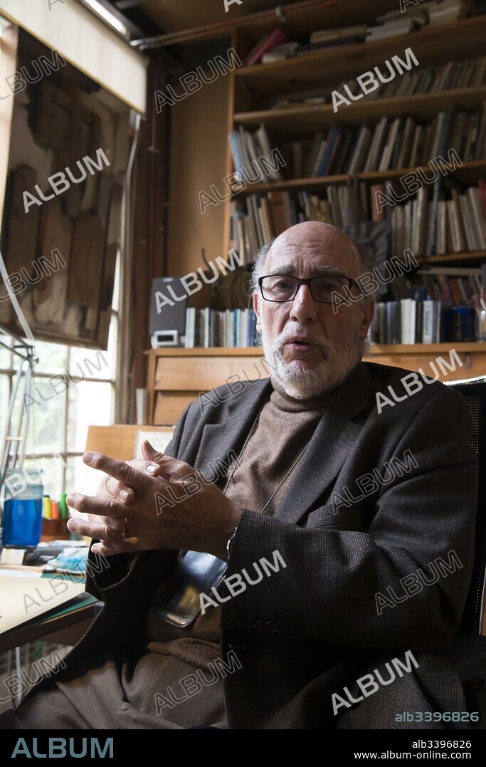 Joan Vila-Grau en su estudio haciendo los vitrales de la sagrada Familia.