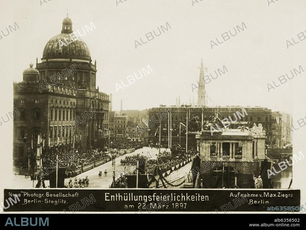 Berlin, Germany. Kaiser Wilhelm I National Monument, design: Reinhold Begas, unveiled in 1897. General view with Stadtschloss and monument after unveiling ceremony. Photo (Zander & Labisch). Berlin, Sammlung Archiv für Kunst und Geschichte.