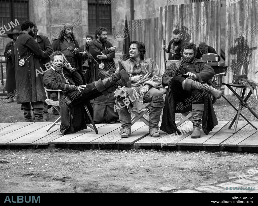 FRANÇOIS CIVIL, PIO MARMAI and ROMAIN DURIS in THREE MUSKETEERS, THE: D'ARTAGNAN, 2023 (TROIS MOUSQUETAIRES, LES: D'ARTAGNAN), directed by MARTIN BOURBOULON. Copyright Pathé / Chapter 2.