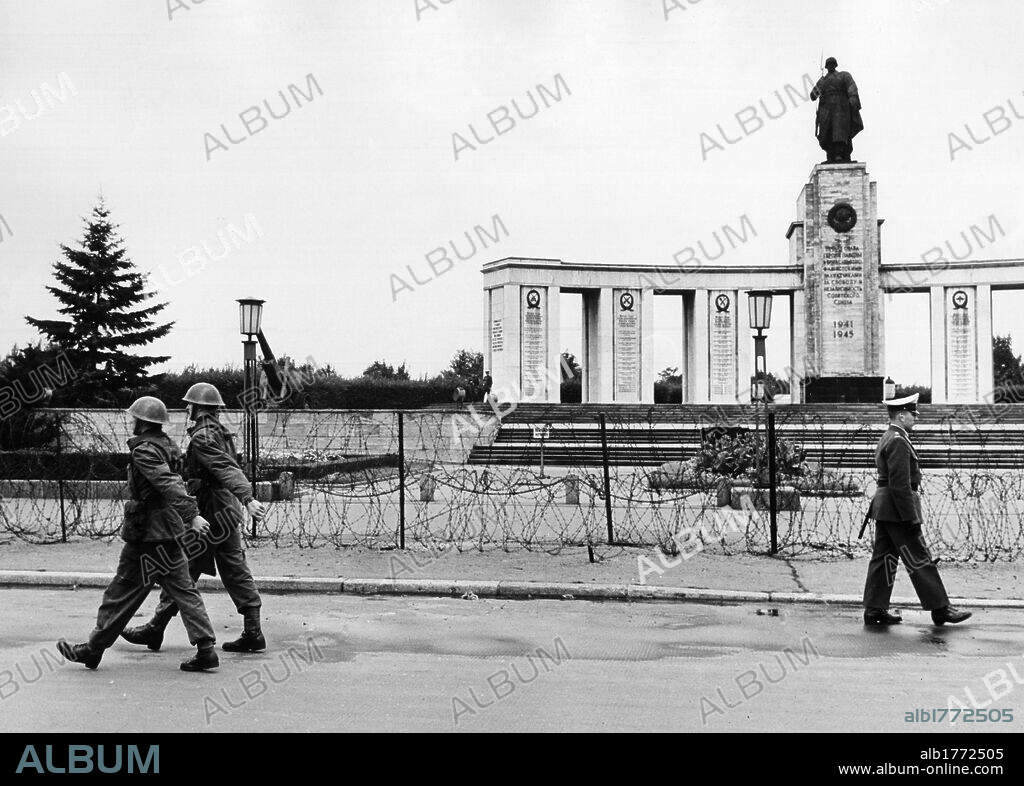 Militaries in front of the Soviet soldiers memorial. Some German militaries passing in front of the memorial monument dedicated to Soviet fallen soldiers erected at the Tiergarten. West Berlin, August 1961.