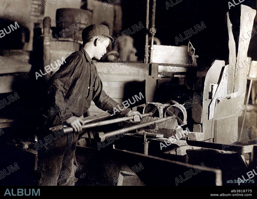 New Jersey Glass Works Carrying-In Boy, 1909 - Album alb3818775