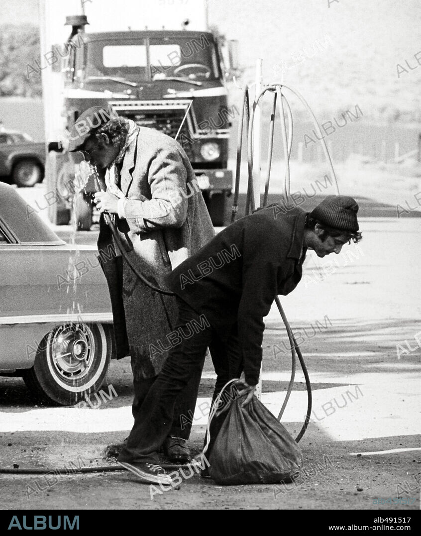 AL PACINO and GENE HACKMAN in SCARECROW, 1973, directed by JERRY SCHATZBERG. Copyright WARNER BROTHERS.