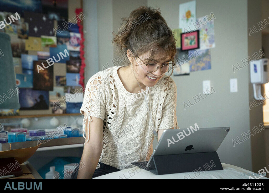 HALEY LU RICHARDSON in FIVE FEET APART, 2019, directed by JUSTIN BALDONI. Copyright CBS FILMS.