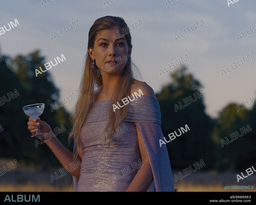 ROSAMUND PIKE in SALTBURN, 2023, directed by EMERALD FENNELL. Copyright LuckyChap Entertainment MRC Film Media Rights Capital (MRC) Metro-Goldwyn-Mayer (MGM).